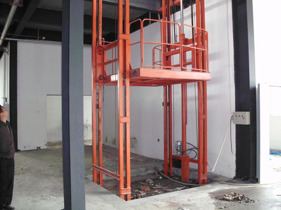 室內導軌式液壓升降平臺